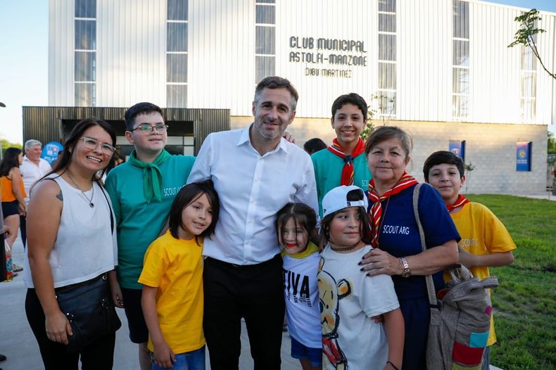 ALEGRÍA EN ASTOLFI. Achával junto a un grupo de chicos y vecinos, durante la inauguración del Club Municipal.