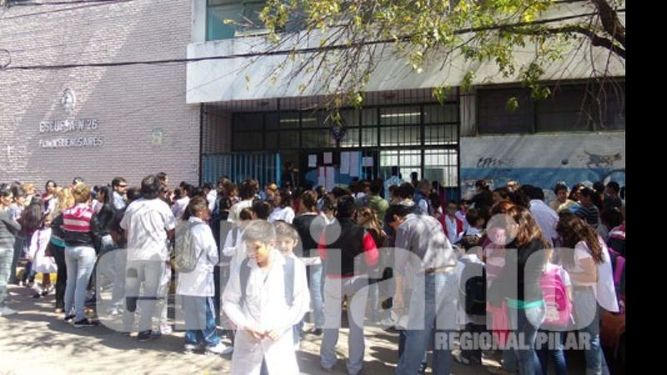 Guardapolvos. Los chicos esperando para entrar a la Escuela Nº 26, en Pilar..
