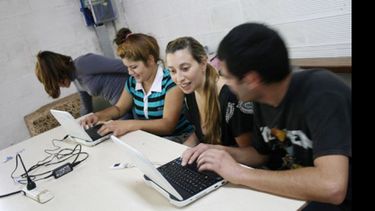 Clases de computación, una de las actividades que se dictan en Zelaya..