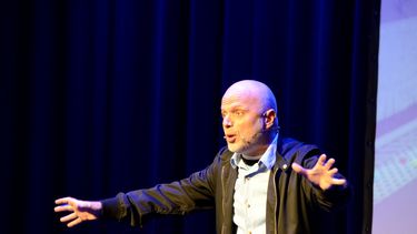 wainraich lleno de risas al teatro gran pilar