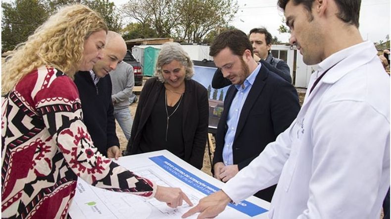 DEDOS. Los funcionarios explican el plano de la obra..