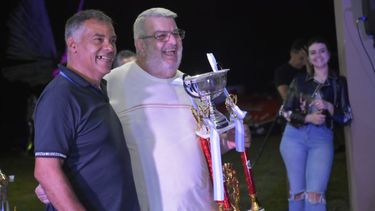 ANFITRIÓN. Carlos Ferragut, con trofeo en mano, entrega a uno de los campeones.