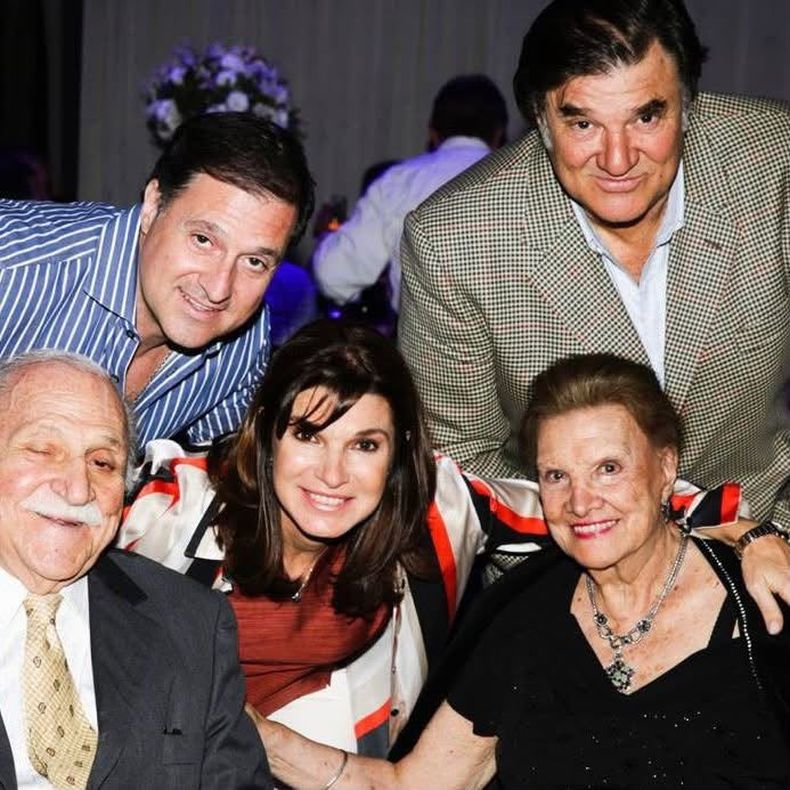 Emilio La Greca junto a su esposa e hijos.&nbsp;
