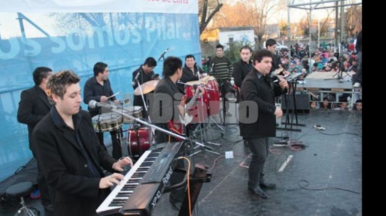 La banda de música tropical Los Charros interpretó sus más grandes éxitos ante miles de personas..