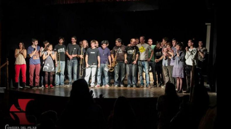 Comunión. Los integrantes del elenco de la Comedia del Pilar junto a Skatológicos. El ensamble de vientos irrumpió al final de la obra “Bésame mucho” y luego desplegó un set que dejó a todos moviendo la patita..