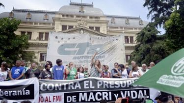MARCHA. Mientras se dabatía, los gremios manifestaban en la Legislatura..