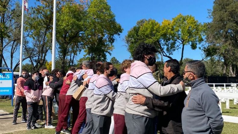 El emotivo abrazo de los alumnos del último año del secundario a los excombatientes..