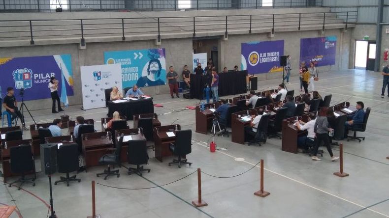 A MEDIAS. Solo tres de los opositores estuvieron en el recinto para votar las nuevas escuelas. .