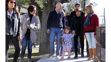 CAMINO. Ducoté recorrió las nuevas veredas con vecinos..
