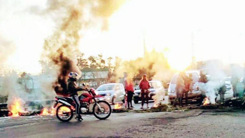 FUEGO. Unos 40 frentistas están participando de la protesta. Foto: @juancaimpacto.
