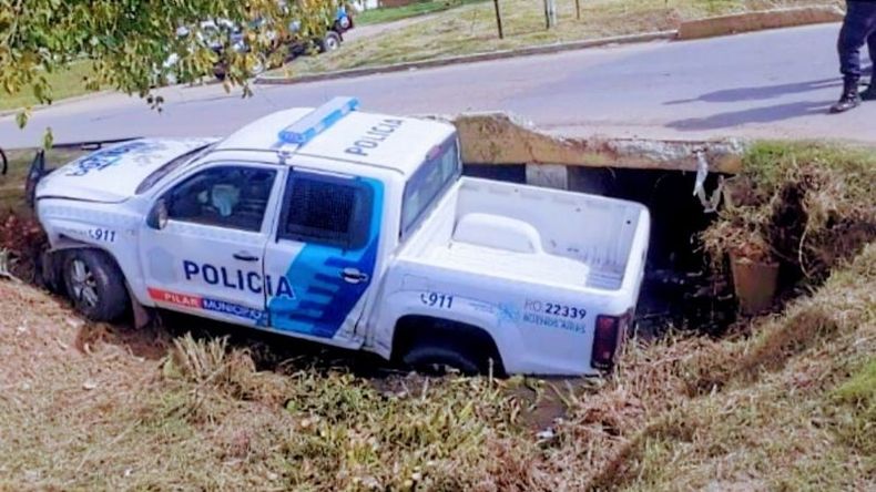 El patrullero cayó a una zanja de 3 metros de profundidad. .