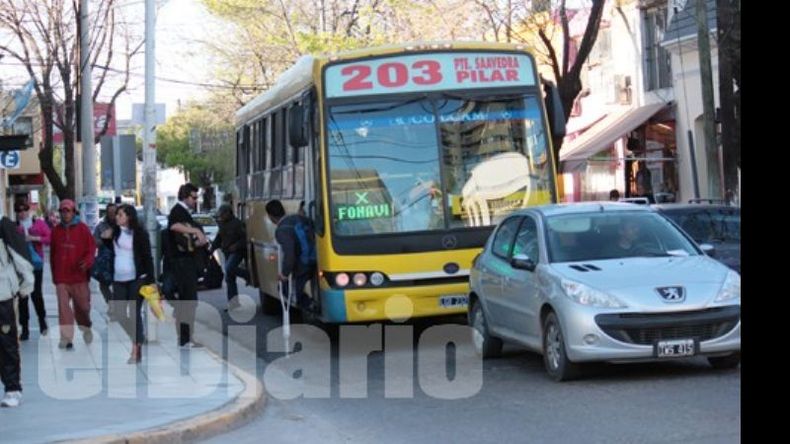 Estacionar cerca del cordón, una comodidad difícil de conseguir en Pilar..