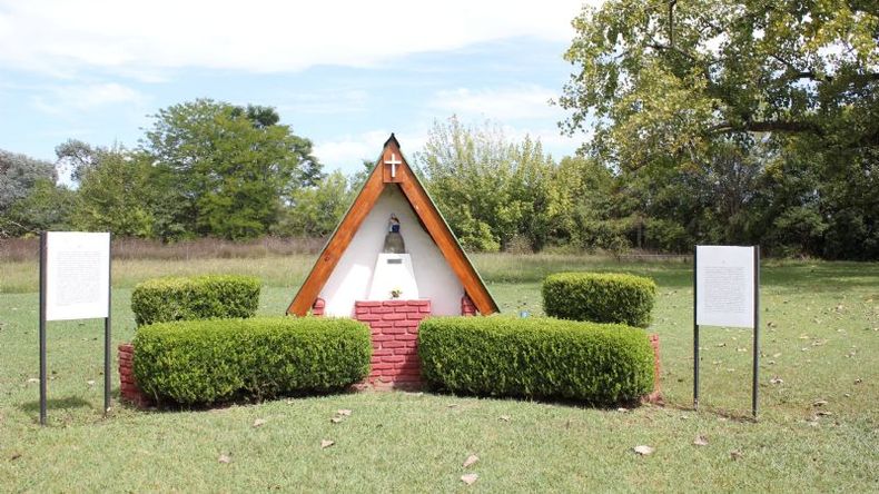 Ermita en el parque rodeado de arboleda del Lugar del Milagro..