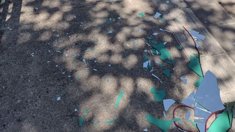 Los trozos de espejos, luego de la pelea (foto Barby Gómez)..