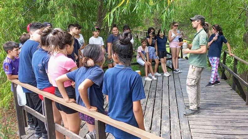 Los alumnos de la Escuela Nº 30 de #DelViso participaron de una visita guiada en la #ReservaNatural de nuestro municipio. Durante el recorrido, los guardaparques del sitio protegido transmitieron la importancia de preservar el espacio natural y las especies que allí habitan. Pilar Turismo / @PilarTurismo..