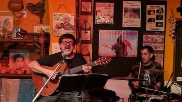 Claudio Sosa cantar en La Tucumanita