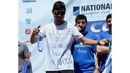 No Cena con Ñoquis. La prueba Corre Pilar terminó con Juan Cena subiendo al podio y dejando un claro mensaje sobre su condición de atleta que representa a Pilar y la disconformidad por haber perdido la beca deportiva bajo el nuevo gobierno local. La remera fue contundente: “Ducoté soy Juan Cena y no soy ningún ñoqui”. .