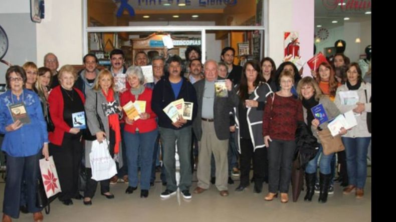 AUTORES LOCALES. Los escritores de Pilar celebraron el 3 de septiembre último el Día del Escritor Local. Fue en la Galería Pilar Point, en una tarde llena de palabras, libros y muchos proyectos para seguir creciendo..