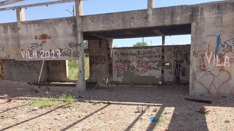 ESCENA. La Justicia pidió que resuelvan qué hace con la escuela abandonada..