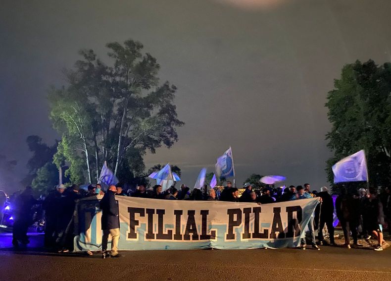 FILIAL RACING. Los hinchas de la Academia le dieron la bienvenida al plantel.&nbsp;