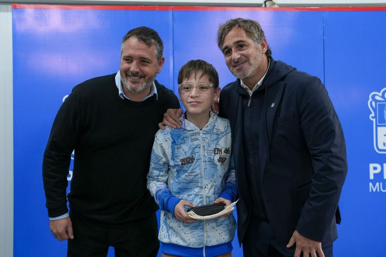 Federico Ach&aacute;val y Santiago Laurent formaron parte de la entrega de anteojos en Manuel Alberti.