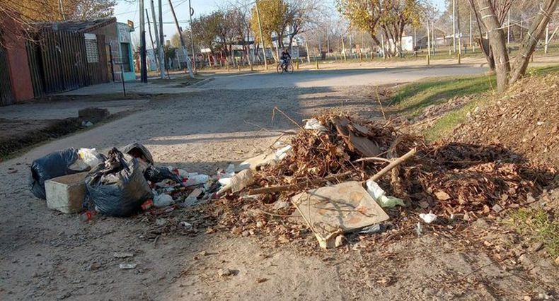 Así está la calle Pacheco en Presidente Derqui. Cansados de la gente que pasa y como ve basura tira más. Números de reclamos tenemos muchos. Lo que NO tenemos es SOLUCIÓN. #Pilar. Monica Henriques / @MonikHenriques.