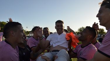 EL INGENIERO. Piter Torres es llevado en andas por los jugadores tras lograr el ascenso.