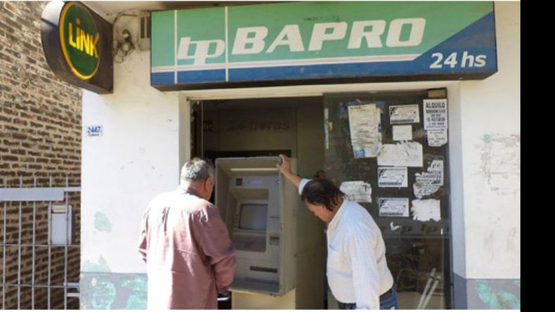 ADIÓS. Empleados del Provincia desmantelaron el último cajero..