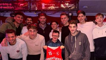 Nicolás Henriques con el equipo de Independiente y el Chapu Nocioni.