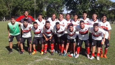 EQUIPO. Los pibes de Derqui se dieron el gusto en el clásico..