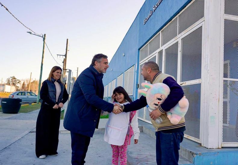 SALUDO Achval y Peralta charlaron con los vecinos de la Tribarrial