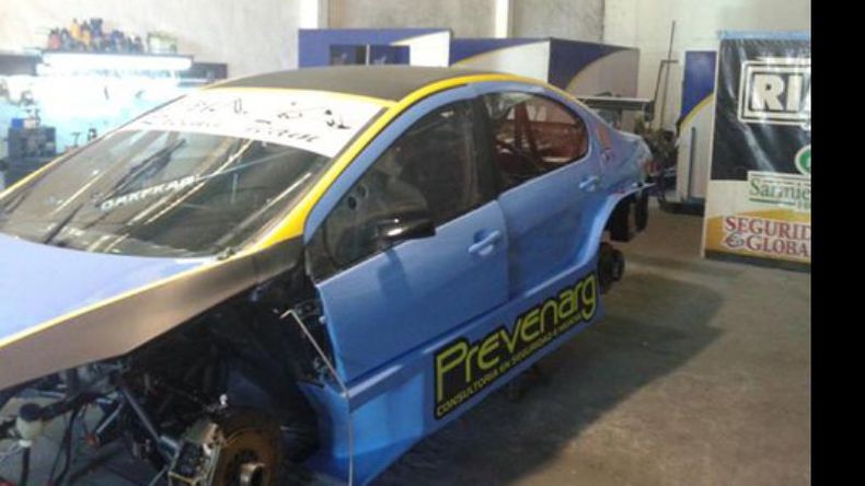 PONERLO A PUNTO. El Peugeot que utilizará Azar en TC 2000, en plena preparación..