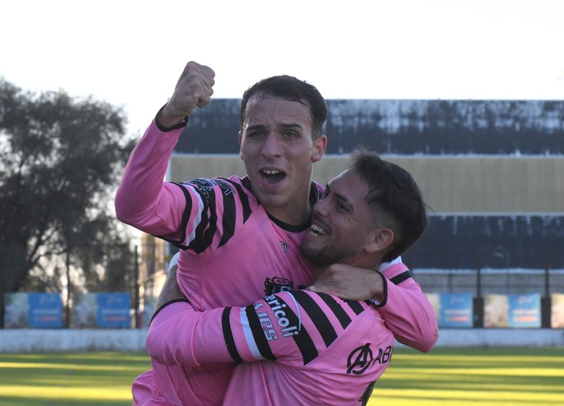 PUÑO ARRIBA. Joaquín César festeja su gol alzado por Nahuel Basualdo.