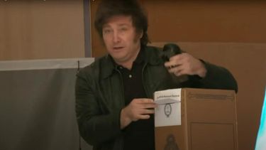 Javier Milei votó pasado el mediodía en el barrio porteño de Almagro.&nbsp;