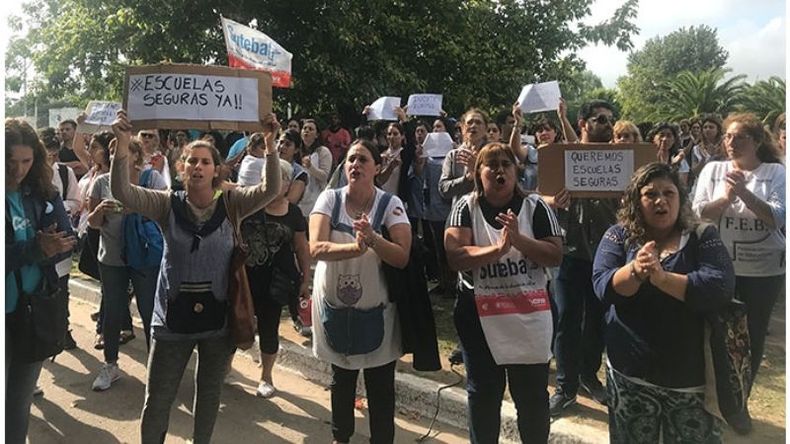 ABRAZO. Después del derrumbe, madres y docentes abrazaron la escuela..