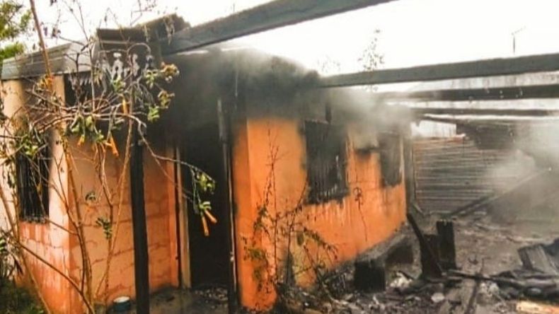 SETENTA POR CIENTO DE DAÑOS. Así quedó la vivienda incendiada. Foto: @juancaimpacto. .
