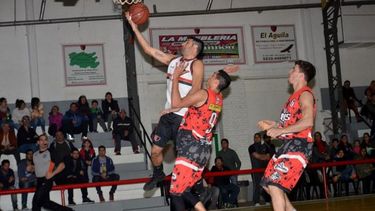 TERCERA DIMENSIÓN. Tabarez cerró con 11 puntos (3 triples) una noche brillante..