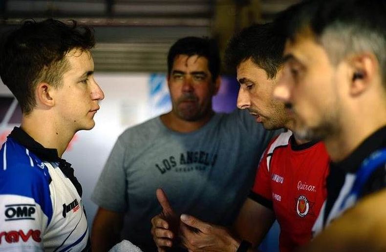 BOXES. Santilli charla con otros pilotos en la previa a la clasificación.