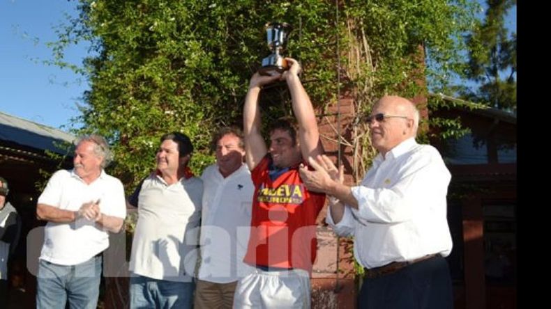 (Fredy Caballero). Luciano Draghi, capitán de Deportiva, levanta la copa que recibió del titular de la URBA, Luis Gradin..