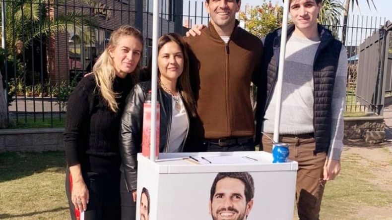 RECORRIDAS. En un stand con su nombre, Tito se acerca a escuchar a los vecinos..