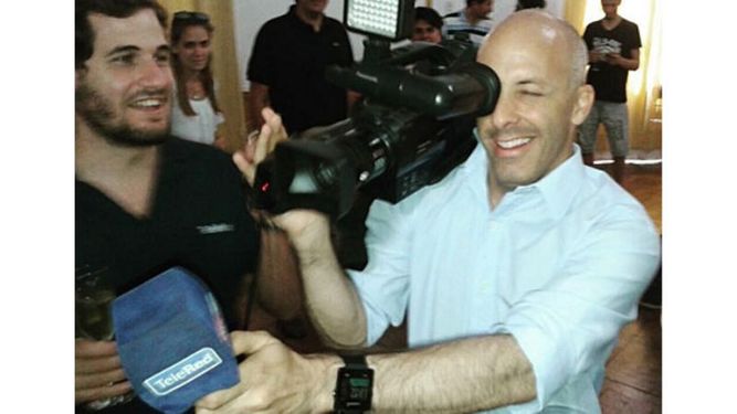ROLES. Ducoté entrevista a periodistas tras el brindis de fin de año. .