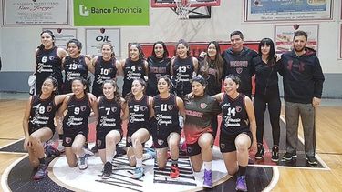 ESPUMANTES. Las derquinas celebraron la clasificación a la Copa de Oro..