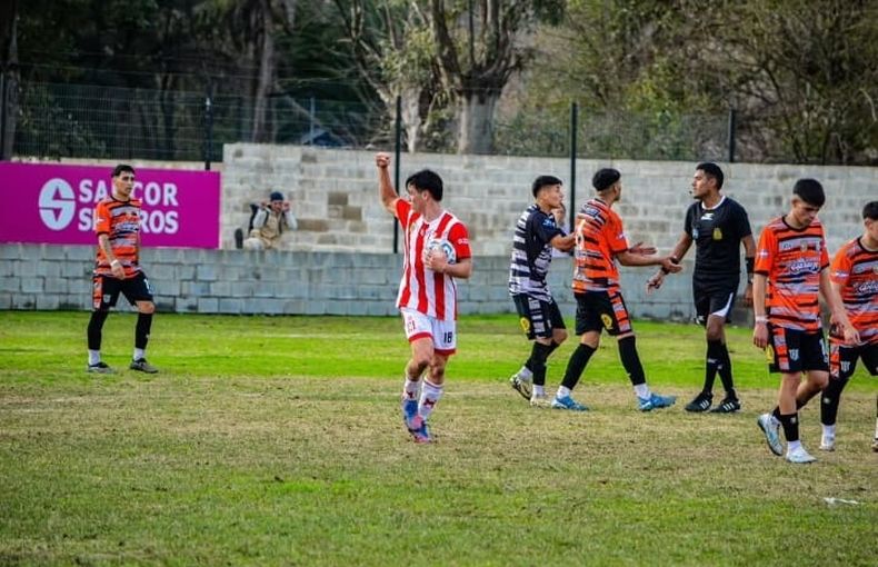 PUÑO APRETADO. Lucas Chaves festeja su gol, el del descuento en la Ciudad Deportiva.