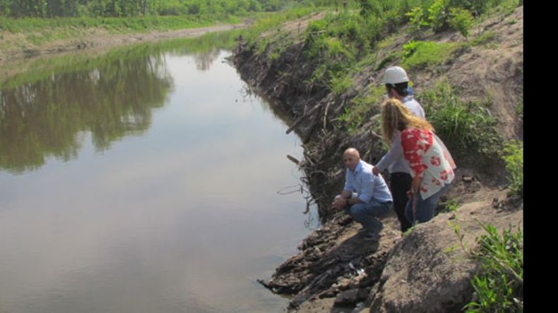 AL AGUA. Ducoté, esta semana, en el río Luján, donde planea obras contra las inundaciones. Aún no hay detalles..