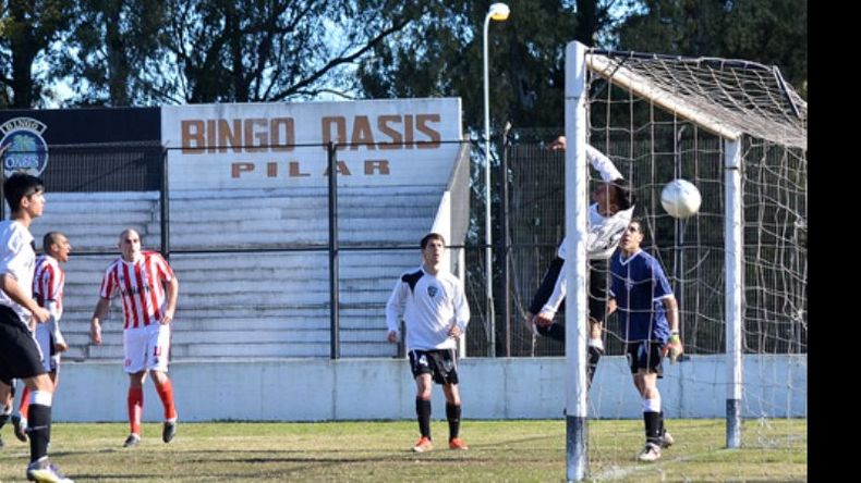 El cabezazo de Procopio (11) tiene destino de gol, pese al esfuerzo de Villarreal..