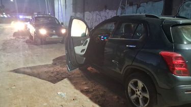 RECUPERADA. La camioneta de las víctimas fue abandonada cerca de colectora.