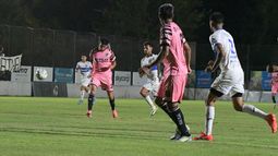 EMBOQUILLADA. Vergara ya le dio de primera para sorprender a Yordan y marcar el descuento de Real Pilar. EMBOQUILLADA. Vergara ya le dio de primera para sorprender a Yordan y marcar el descuento de Real Pilar.