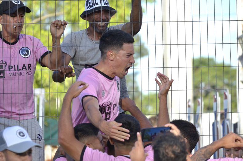 TREPADO AL ALAMBRADO. Así festejó Mathías Crocco su gol, el primero de Real Pilar.&nbsp;