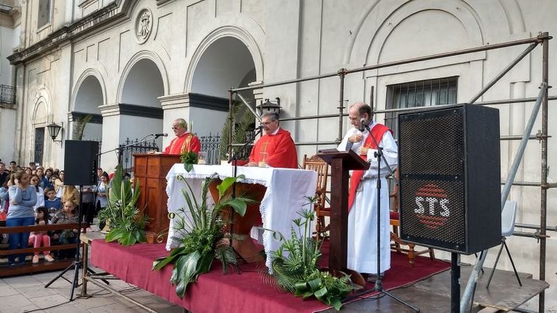 EN LA ENTRADA. Los fieles deberán permanecer fuera del templo..