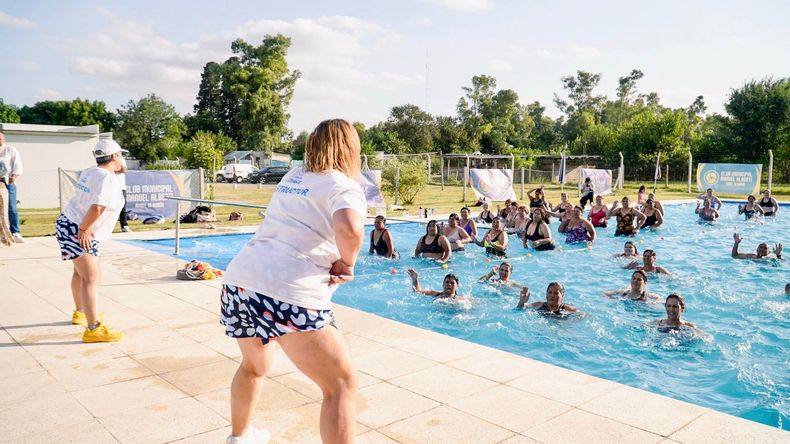 AL AGUA. Las piletas son las estrellas del programa de verano en los clubes.